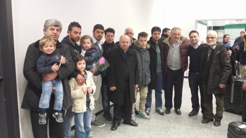 Genç Umreciler Güllerle Karşılandı Genç Umreciler Güllerle Karşılandı